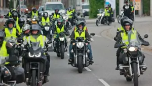Dekra Motorradkorso demonstriert für mehr Verkehrssicherheit