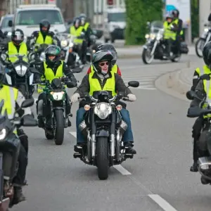Dekra Motorradkorso demonstriert für mehr Verkehrssicherheit