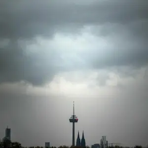 Graue Wolken ziehen über den Kölner Dom und den Fernsehturm