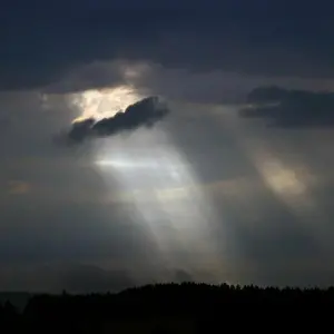 Sonnenstrahlen dringen durch Wolkenlücken