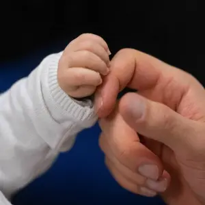 Hand eines Babys und eines Erwachsenen
