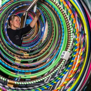 Hula-Hoop-Manufaktur baut Ringe und bietet Trainingskurse