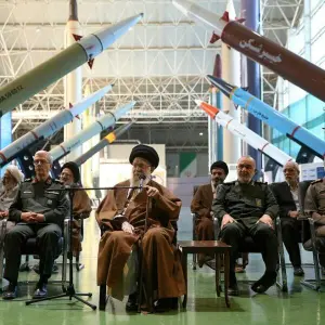 Irans Religionsführer besucht Drohnen- und Raketenausstellung