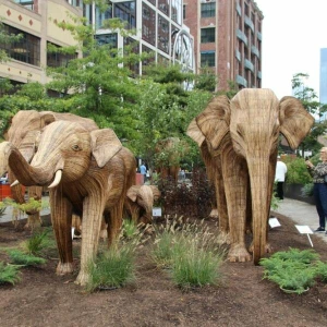 Elefanten-Statuen marschieren für Naturschutz durch New York