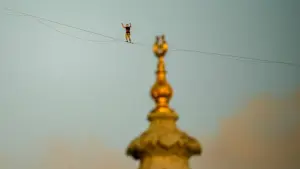 Extremsportler Jaan Roose überquert Bosporus per Slackline