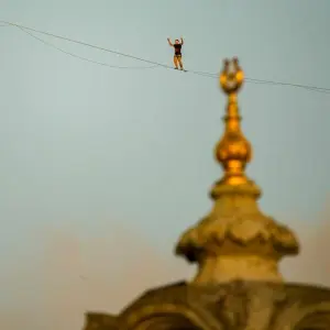 Extremsportler Jaan Roose überquert Bosporus per Slackline