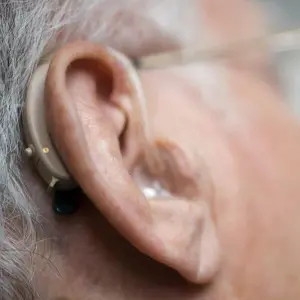 Person mit Hörgerät