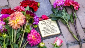 Künstler Demnig verlegt Stolpersteine