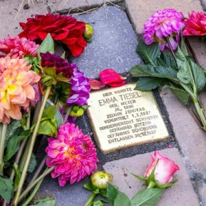 Künstler Demnig verlegt Stolpersteine