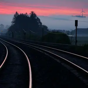 Bahngleise im Morgendunst