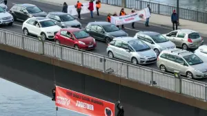Aktivisten seilen sich von Europabrücke in Kehl ab