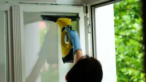 Akku-Fenstersaugern in Aktion