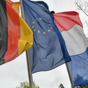 Flaggen von Deutschland, der EU und von Frankreich