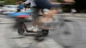 E-Scooter und Radfahrer