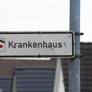 Hinweisschild mit der Aufschrift «Krankenhaus»