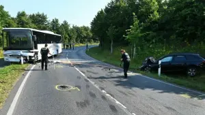 Auto und Schulbus prallen zusammen - zwei Schwerverletzte