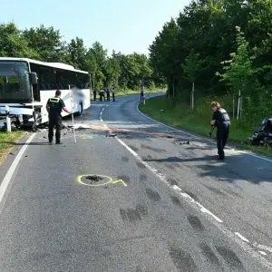 Auto und Schulbus prallen zusammen - zwei Schwerverletzte