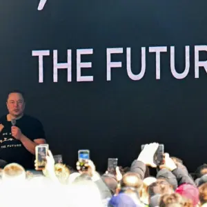 Tesla-Chef Musk besucht Fabrik nach Anschlag