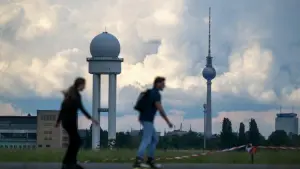 Zwei Inline-Skater fahren über das Tempelhofer Feld