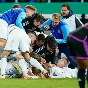 Sensationssieger des 1. FC Saarbrücken feiern