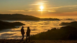 Zwei Spaziergänger betrachten den Sonnenuntergang