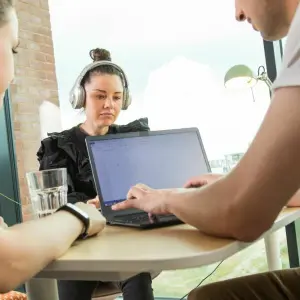 Frau mit Kopfhörern im Büro