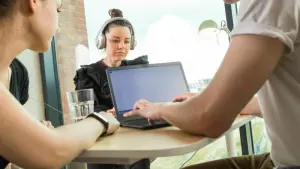 Frau mit Kopfhörern im Büro