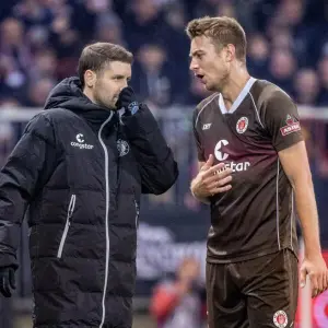 Fabian Hürzeler (l) und Hauke Wahl vom FC St. Pauli