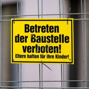 Ein Schild mit der Aufschrift „Eltern haften für ihre Kinder!“