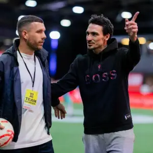 Baller-League-Gründer Mats Hummels und Lukas Podolski (l)