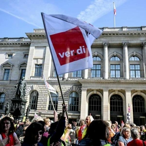 Kundgebung streikender Kita-Erzieherinnen und Erzieher