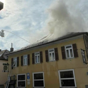 Gebäude in Bad Homburg brennt