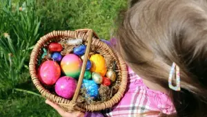 Ein Kind sammelt bunte Ostereier
