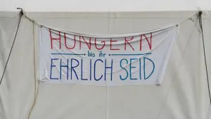 Klima-Hungerstreikender spricht mit Journalisten