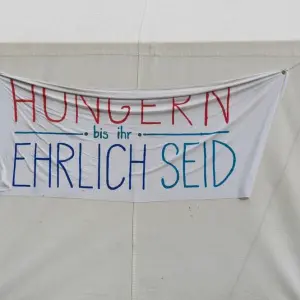 Klima-Hungerstreikender spricht mit Journalisten