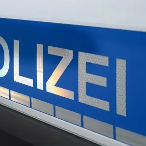 Der Polizei-Schriftzug auf einem Einsatzwagen - Illustration