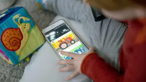 Kind schaut Videos auf Smartphone