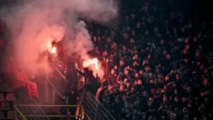 Fußballfans brennen im Dortmunder Stadion Pyrotechnik ab