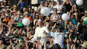 Papst Franziskus trifft Ministranten im Vatikan