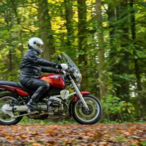 Motorradfahrer auf einer herbstlichen Landstraße