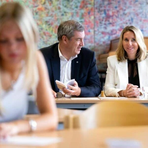 Markus Söder und Anna Stolz in einem Gymnasium