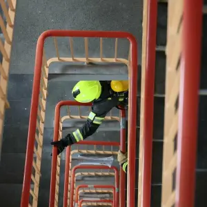 Ein Feuerwehrmann rennt eine Treppe hoch