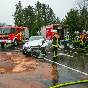 Autounfall an Kreuzung - Mutter und Söhne schwer verletzt