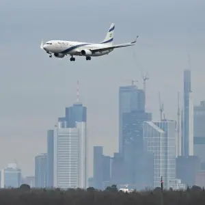 Passagierflugzeug im Landeanflug