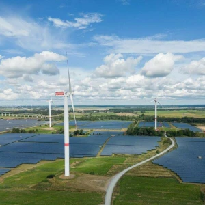 Solarpark und Windkraftanlagen