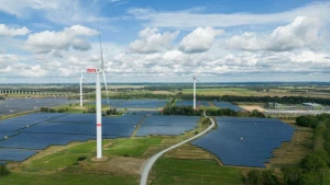 Solarpark und Windkraftanlagen