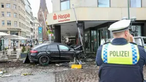 Auto fährt in Hamburg in Sparkasse