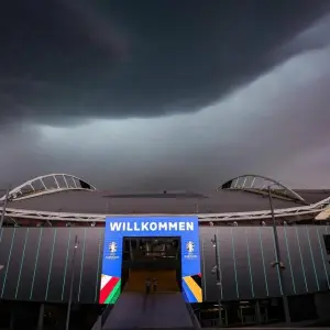 Dunkle Wolken über dem EM-Stadion