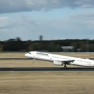 Ein Lufthansa-Flugzeug hebt ab