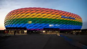 Die Münchner Arena mit Regenbogenbeleuchtung
